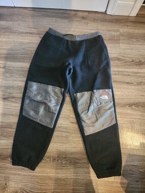 The North Face Mens Retro Denali Black Fleece Jogger Bottoms with Gray Panels